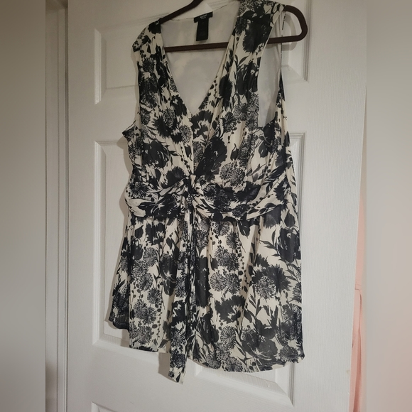 Assorted Ladies size 3X tops - Picture 12 of 13